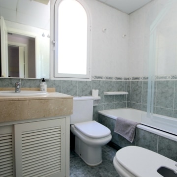 Beautiful 2-bedroom apartment in the popular urbanisation of Locrimar, Nueva Andalucia Picture 10