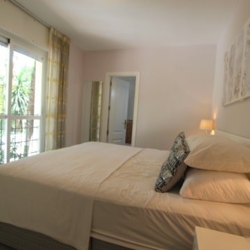Beautiful 2-bedroom apartment in the popular urbanisation of Locrimar, Nueva Andalucia Picture 2