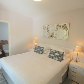 Beautiful 2-bedroom apartment in the popular urbanisation of Locrimar, Nueva Andalucia Picture 11