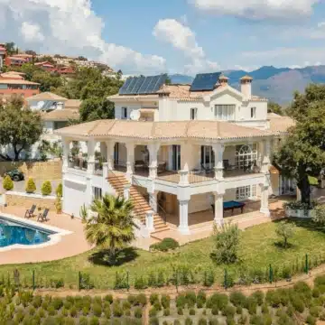 Majestic 5-bedroom detached villa with panoramic views in La Mairena, Marbella Picture 11