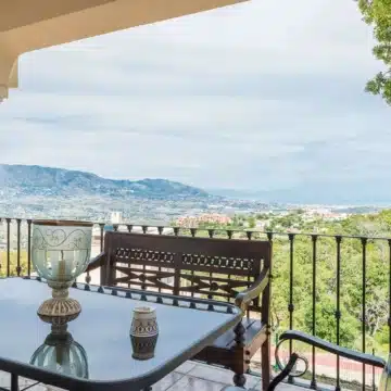 Majestic 5-bedroom detached villa with panoramic views in La Mairena, Marbella Picture 5