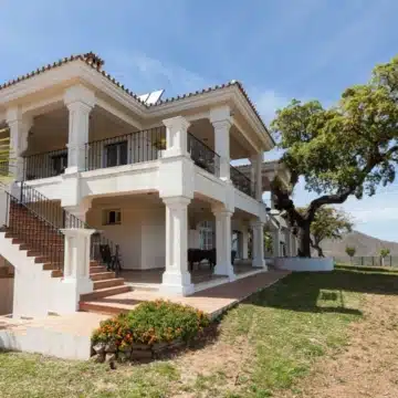 Majestic 5-bedroom detached villa with panoramic views in La Mairena, Marbella Picture 18