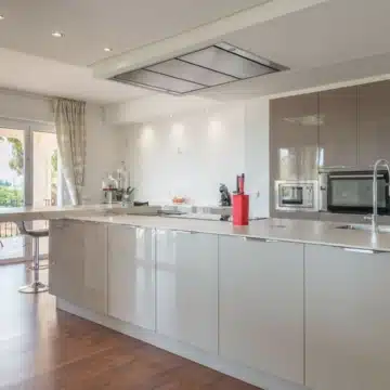 Majestic 5-bedroom detached villa with panoramic views in La Mairena, Marbella Picture 4