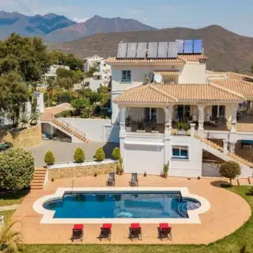 Majestic 5-bedroom detached villa with panoramic views in La Mairena, Marbella Picture 15