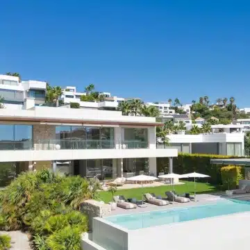 Captivating villa offering stunning golf views in a prestigious community of Atalaya, Benahavis Picture 1