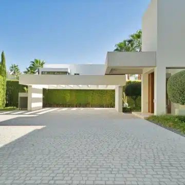 Captivating villa offering stunning golf views in a prestigious community of Atalaya, Benahavis Picture 26