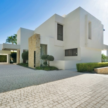 Captivating villa offering stunning golf views in a prestigious community of Atalaya, Benahavis Picture 27