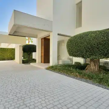 Captivating villa offering stunning golf views in a prestigious community of Atalaya, Benahavis Picture 28