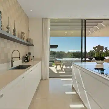 Captivating villa offering stunning golf views in a prestigious community of Atalaya, Benahavis Picture 35