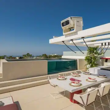 Stunning villa nestled within the prestigious Vilas 12 complex of Marbella Golden Mile, Marbella Picture 3