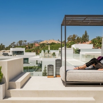 Remarkable 4-bedroom villa within the prestigious Vilas 12 complex of Marbella Golden Mile, Marbella Picture 0
