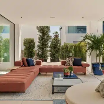 Stunning villa nestled within the prestigious Vilas 12 complex of Marbella Golden Mile, Marbella Picture 0