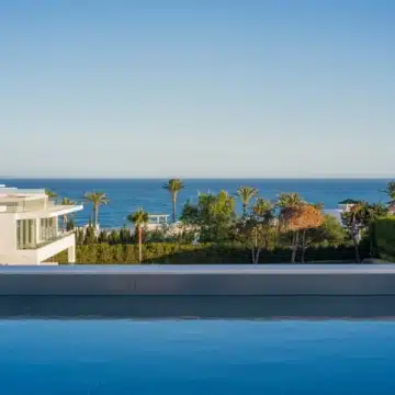 Stunning villa nestled within the prestigious Vilas 12 complex of Marbella Golden Mile, Marbella Picture 7