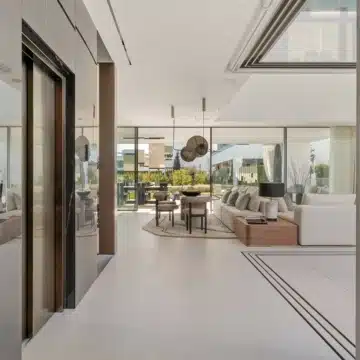 Remarkable 4-bedroom villa within the prestigious Vilas 12 complex of Marbella Golden Mile, Marbella Picture 10
