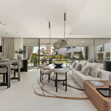 Remarkable 4-bedroom villa within the prestigious Vilas 12 complex of Marbella Golden Mile, Marbella Picture 5