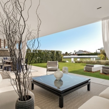 Remarkable 4-bedroom villa within the prestigious Vilas 12 complex of Marbella Golden Mile, Marbella Picture 2