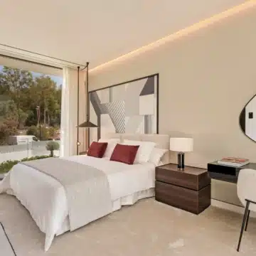 Stunning villa nestled within the prestigious Vilas 12 complex of Marbella Golden Mile, Marbella Picture 2