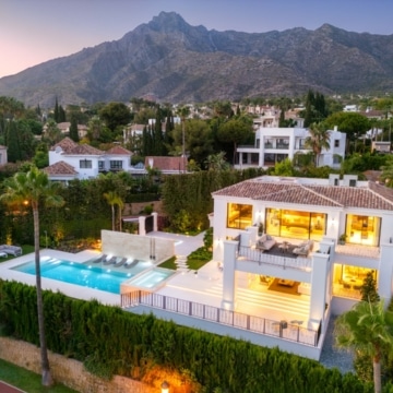 Luxury 6-bedroom villa boasting breathtaking panoramic sea views in the prestigious Sierra Blanca, Marbella Golden Mile Picture 32