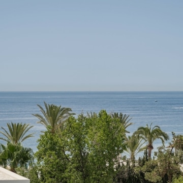 Remarkable 4-bedroom villa within the prestigious Vilas 12 complex of Marbella Golden Mile, Marbella Picture 9