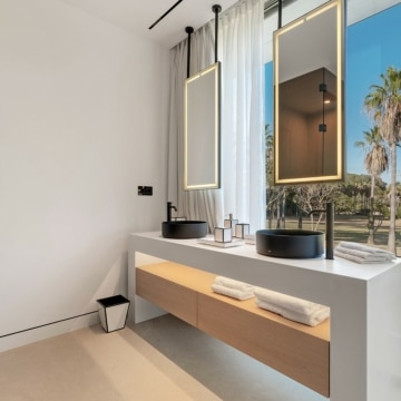 Remarkable 4-bedroom villa within the prestigious Vilas 12 complex of Marbella Golden Mile, Marbella Picture 40