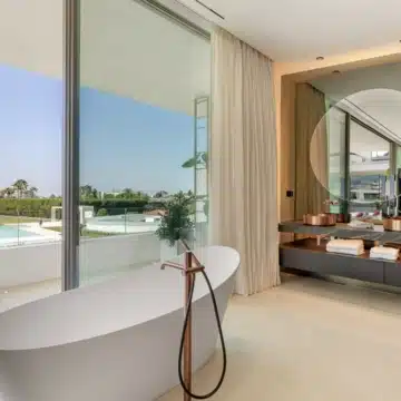 Stunning villa nestled within the prestigious Vilas 12 complex of Marbella Golden Mile, Marbella Picture 12