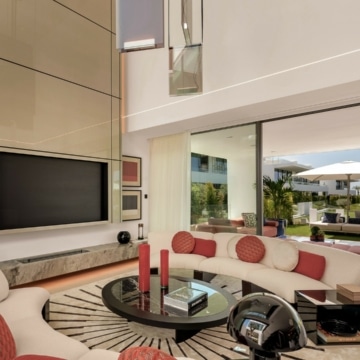 Stunning villa nestled within the prestigious Vilas 12 complex of Marbella Golden Mile, Marbella Picture 1