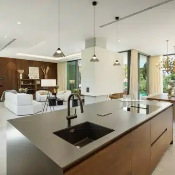 Contemporary 5-bedroom villa with its natural surroundings in La Cerquilla, Nueva Andalucía Picture 2