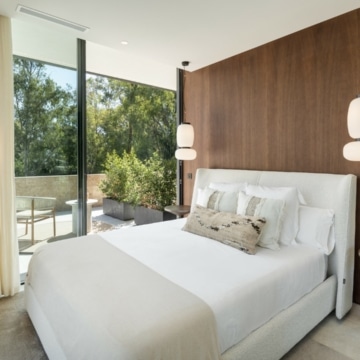 Contemporary 5-bedroom villa with its natural surroundings in La Cerquilla, Nueva Andalucía Picture 1