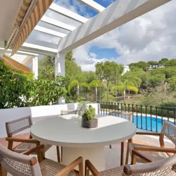 Refurbished exceptional 3-bedroom duplex penthouse on front-line golf in La Quinta, Benahavis Picture 6