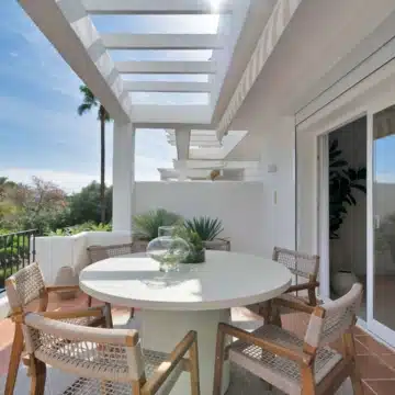 Refurbished exceptional 3-bedroom duplex penthouse on front-line golf in La Quinta, Benahavis Picture 3