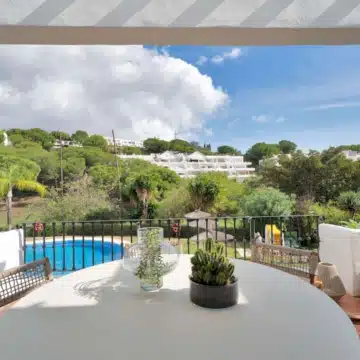 Refurbished exceptional 3-bedroom duplex penthouse on front-line golf in La Quinta, Benahavis Picture 2