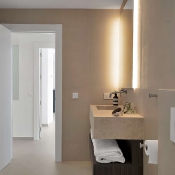 Refurbished exceptional 3-bedroom duplex penthouse on front-line golf in La Quinta, Benahavis Picture 18