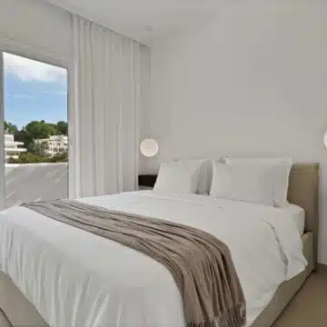 Refurbished exceptional 3-bedroom duplex penthouse on front-line golf in La Quinta, Benahavis Picture 1