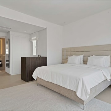 Refurbished exceptional 3-bedroom duplex penthouse on front-line golf in La Quinta, Benahavis Picture 20