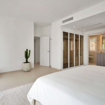 Refurbished exceptional 3-bedroom duplex penthouse on front-line golf in La Quinta, Benahavis Picture 27