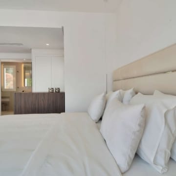 Refurbished exceptional 3-bedroom duplex penthouse on front-line golf in La Quinta, Benahavis Picture 28