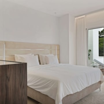 Refurbished exceptional 3-bedroom duplex penthouse on front-line golf in La Quinta, Benahavis Picture 29
