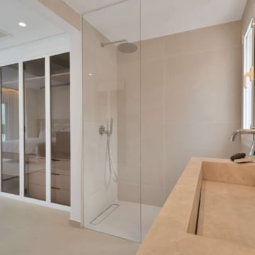 Refurbished exceptional 3-bedroom duplex penthouse on front-line golf in La Quinta, Benahavis Picture 31