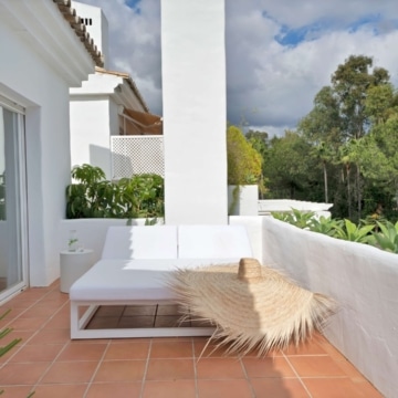 Refurbished exceptional 3-bedroom duplex penthouse on front-line golf in La Quinta, Benahavis Picture 32