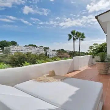 Refurbished exceptional 3-bedroom duplex penthouse on front-line golf in La Quinta, Benahavis Picture 10
