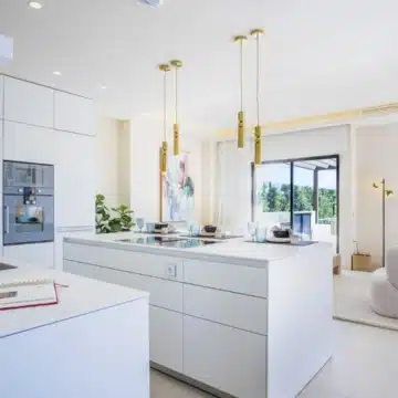 New beachfront villa in the prestigious gated community of Velaya, Estepona Picture 14