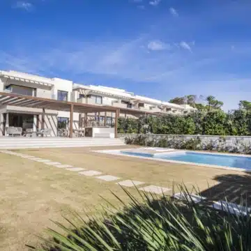 New beachfront villa in the prestigious gated community of Velaya, Estepona Picture 27