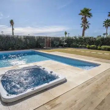 New beachfront villa in the prestigious gated community of Velaya, Estepona Picture 13