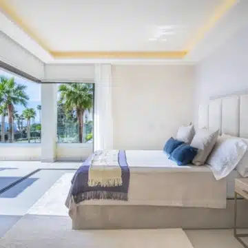 New beachfront villa in the prestigious gated community of Velaya, Estepona Picture 30