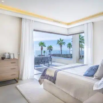 New beachfront villa in the prestigious gated community of Velaya, Estepona Picture 2