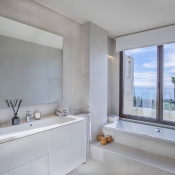 New beachfront villa in the prestigious gated community of Velaya, Estepona Picture 34