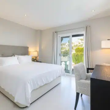 Charming Andalusian style villa in Marbella Country Club, Marbella Picture 5