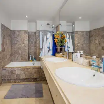 Beautiful and spacious duplex penthouse within the Los Flamingos Golf Resort, Benahavis Picture 8