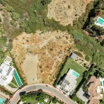 Two plots with project and license with sea views in the prestigious Nueva Andalucia Picture 13