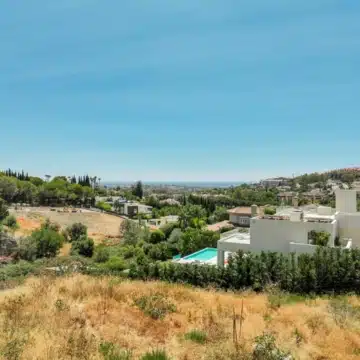 Two plots with project and license with sea views in the prestigious Nueva Andalucia Picture 11